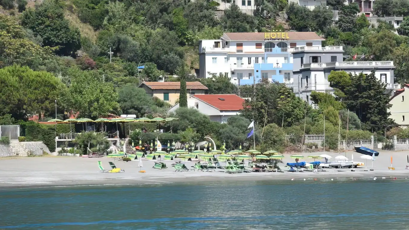 L'Hotel La Carruba e il Lido Convenzionato visto dal Mare