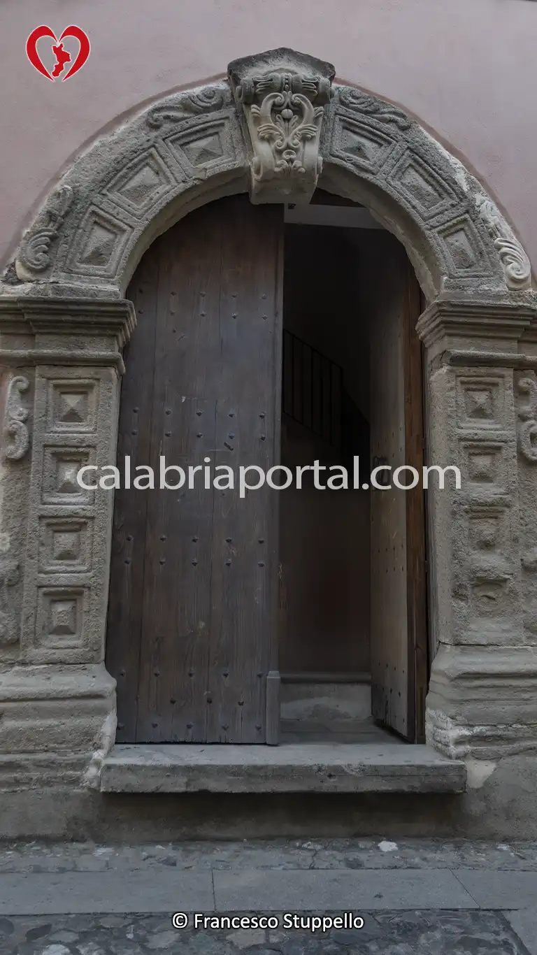 Acquappesa (CS): Il portale lapideo di Palazzo Gentili