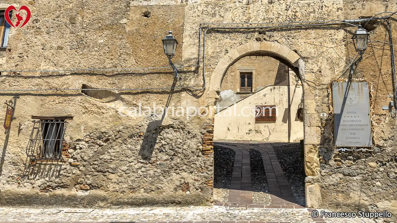 Portale d'Ingresso del Castello Feudale di Altomonte