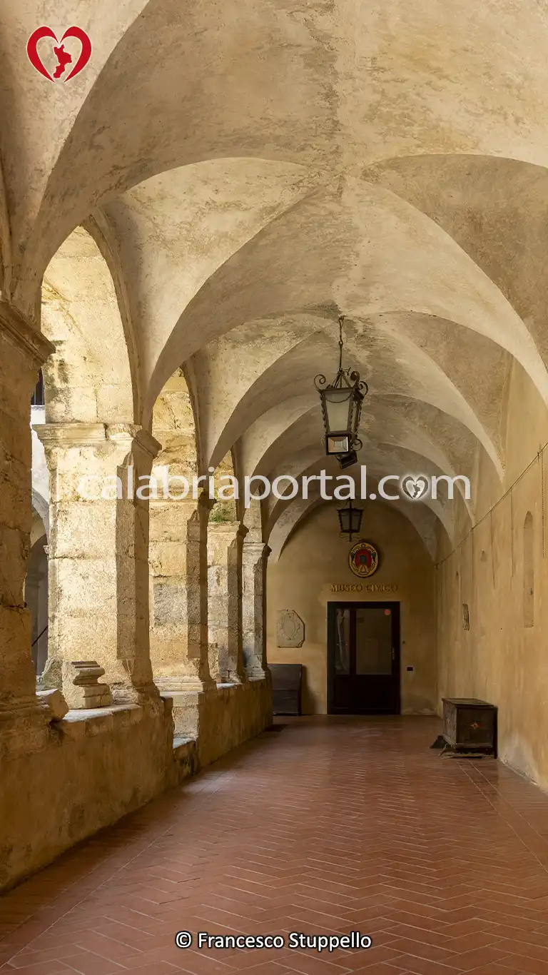 Corridoio del Chiostro che Conduce al Museo Civico di Altomonte