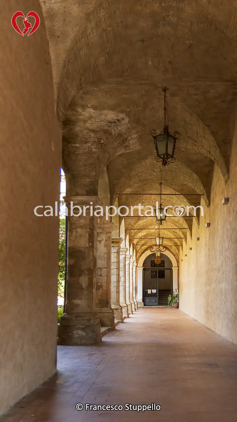 Scorcio del Corridoio d'Ingresso del Chiostro del Monastero di San Francesco ad Altomonte (CS)