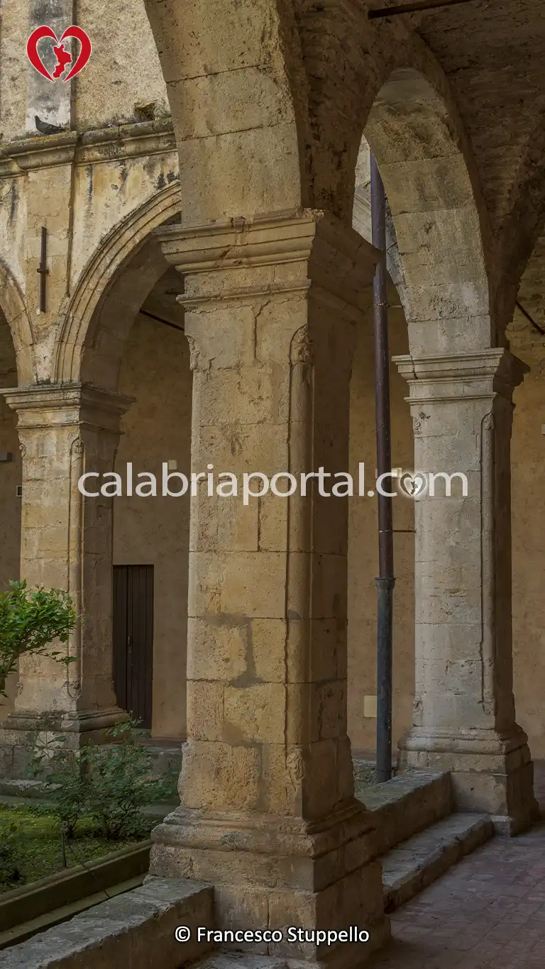 Pilastro del Chiostro del Monastero di San Francesco ad Altomonte (CS)