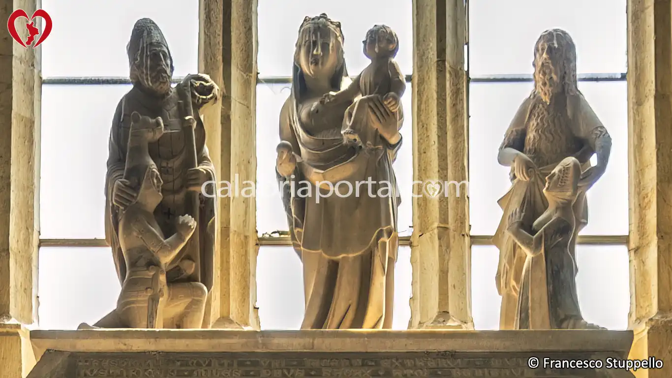 Figura dei Santi sul Timpano del Mausoleo di Filippo di Sangineto ad Altomonte