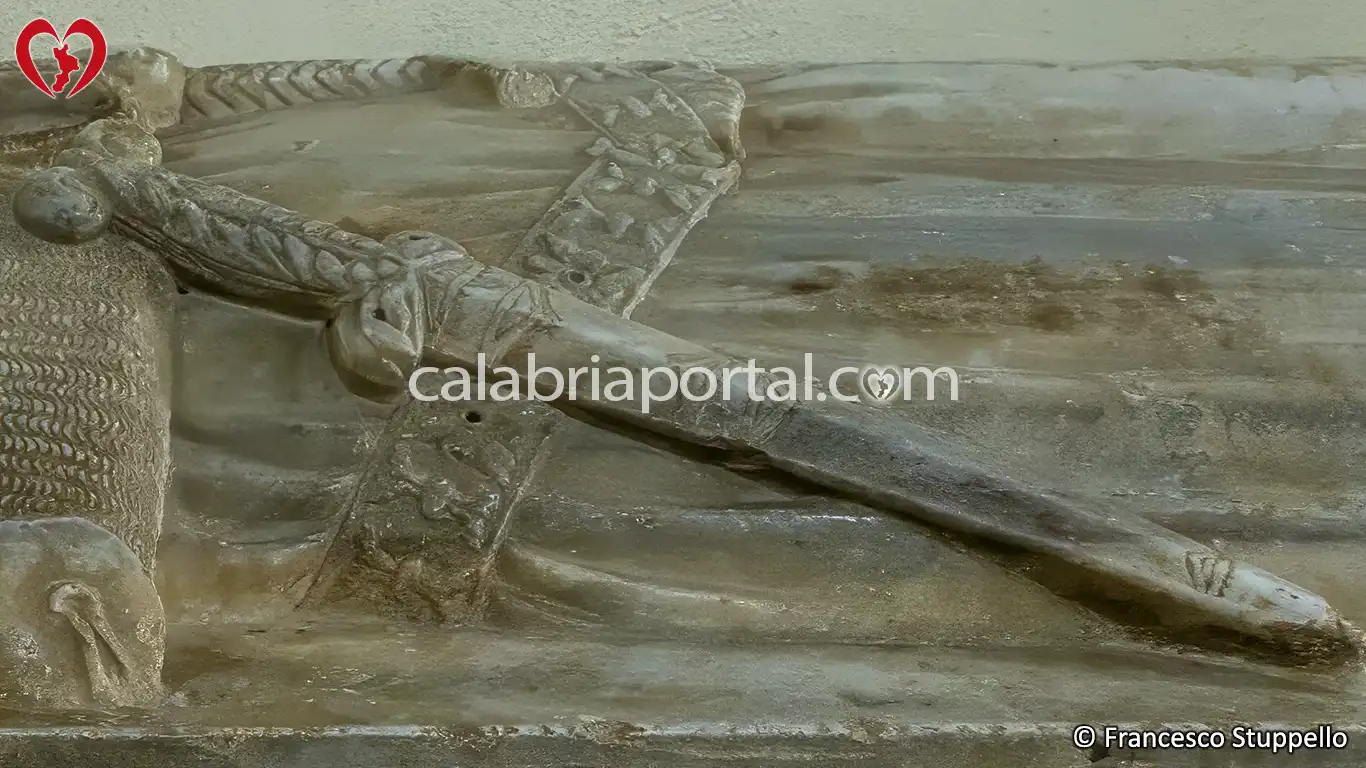 La Spada scolpita sul Sarcofago di Ignoto Cavaliere del '300