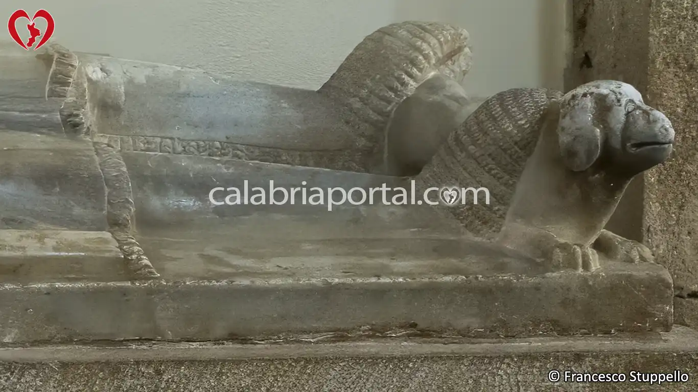 Particolare dei Calzari scolpiti sul Sarcofago di Ignoto Cavaliere del '300
