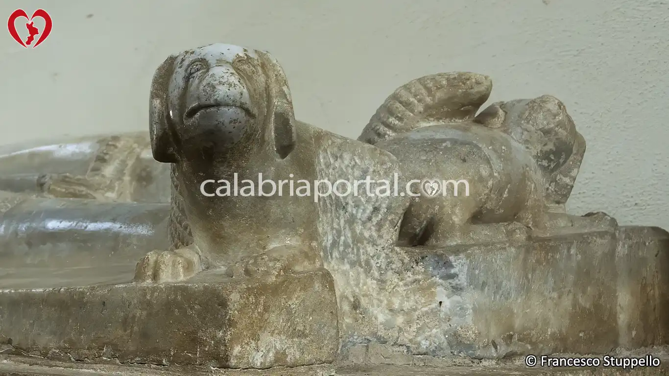 Particolare dei Cani scolpiti sul Sarcofago di Ignoto Cavaliere del '300