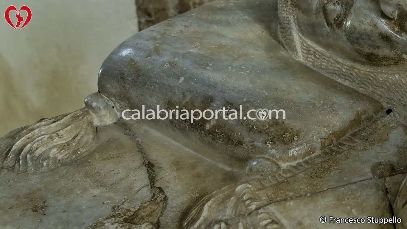 Particolare del Cuscino scolpito sul Sarcofago di Ignoto Cavaliere del '300