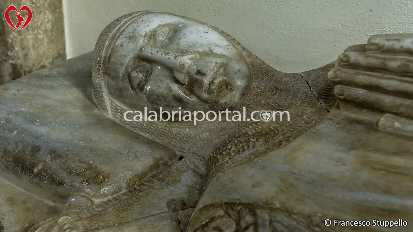 Il Sarcofago di Ignoto Cavaliere del '300 ad Altomonte