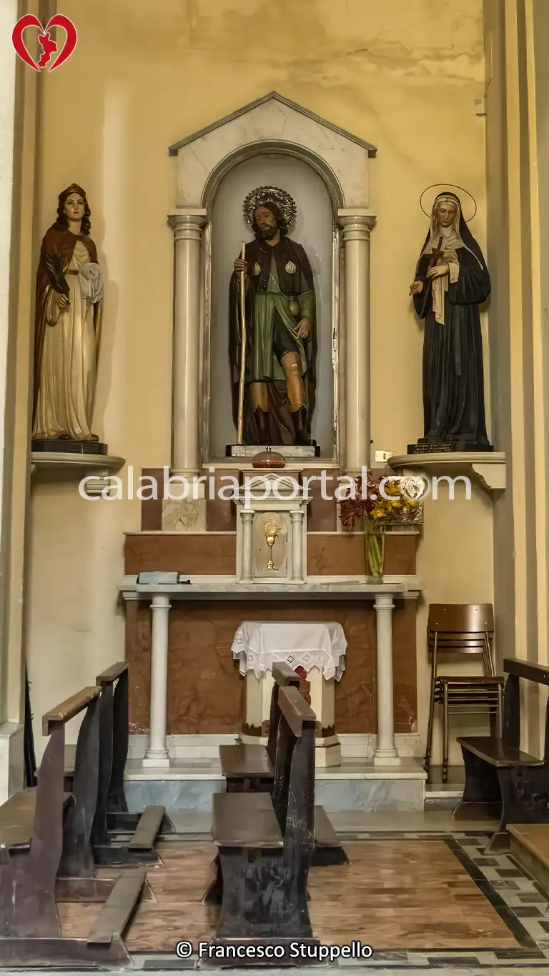 L'Altare della Navata Laterale Destra della Chiesa di Santa Maria La Pinta