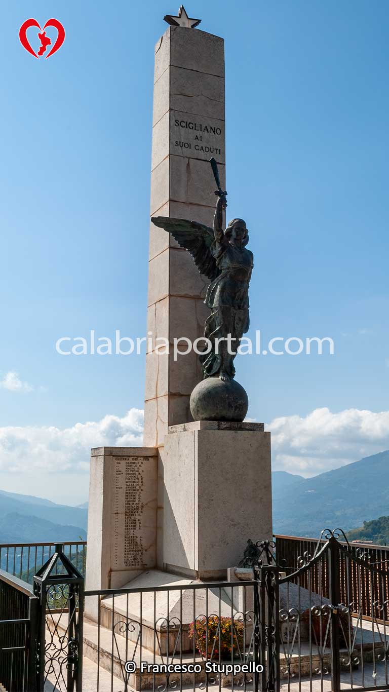Monumento ai Caduti di Scigliano a Calvisi (C)