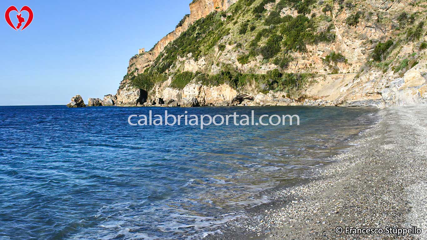 Cetraro (CS): La Spiaggia di Lampetia, gli Scogli dei Rizzi e la Torre di Rienzo.