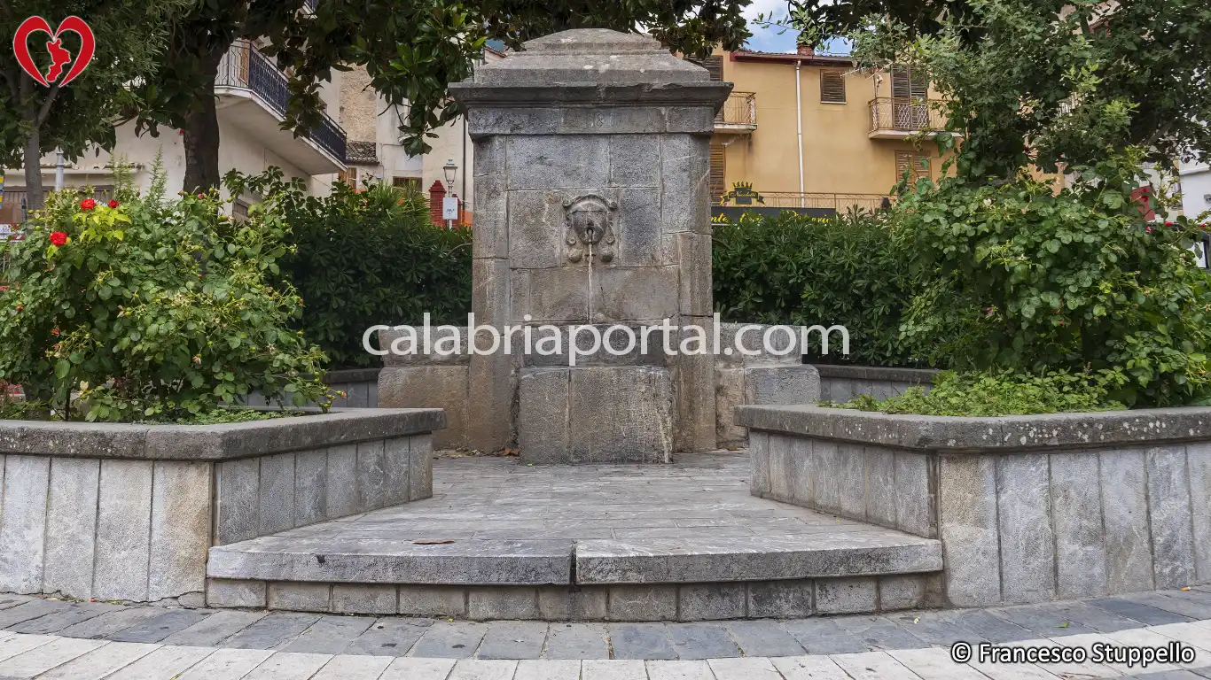 Civita (CS): Fontana di Piazza Municipio