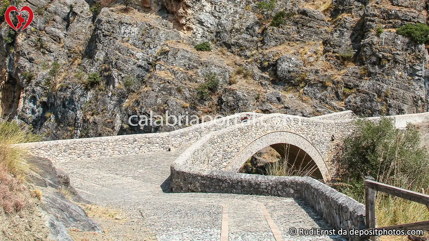 Ponte del Diavolo a Civita (CS)