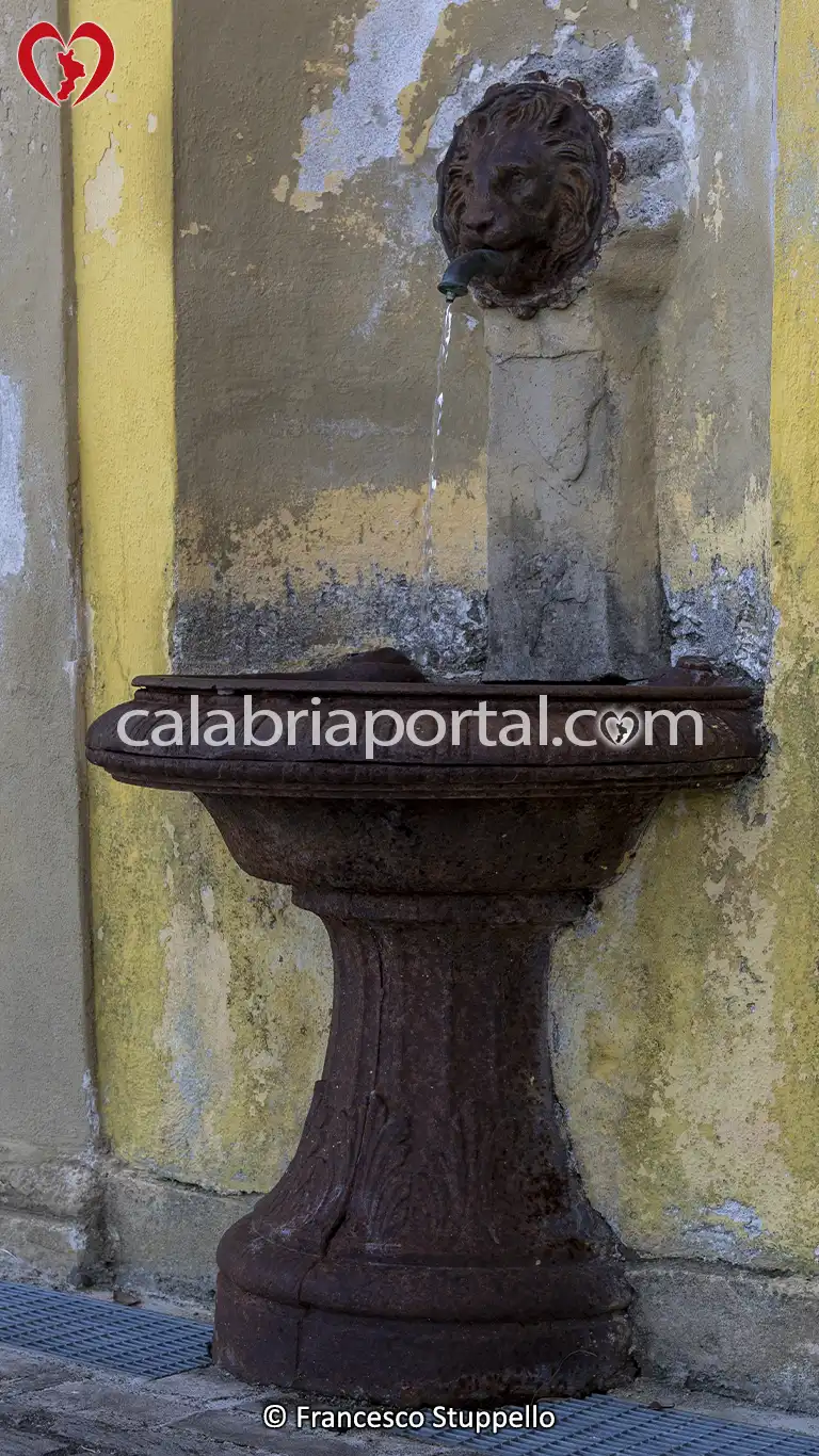 Mascherone e Vasca in Ghisa della Fontana Giuseppe Garibaldi a Fuscaldo