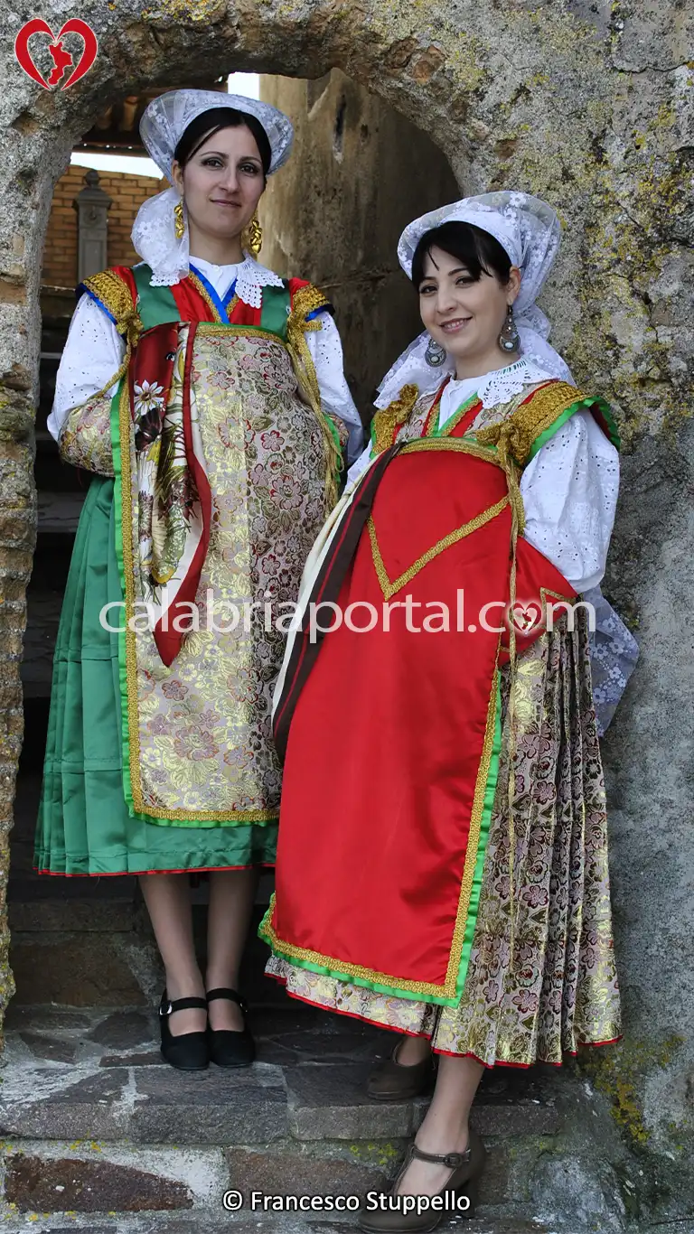 Ragazze in Costume Storico Occitano a Guardia Piemontese
