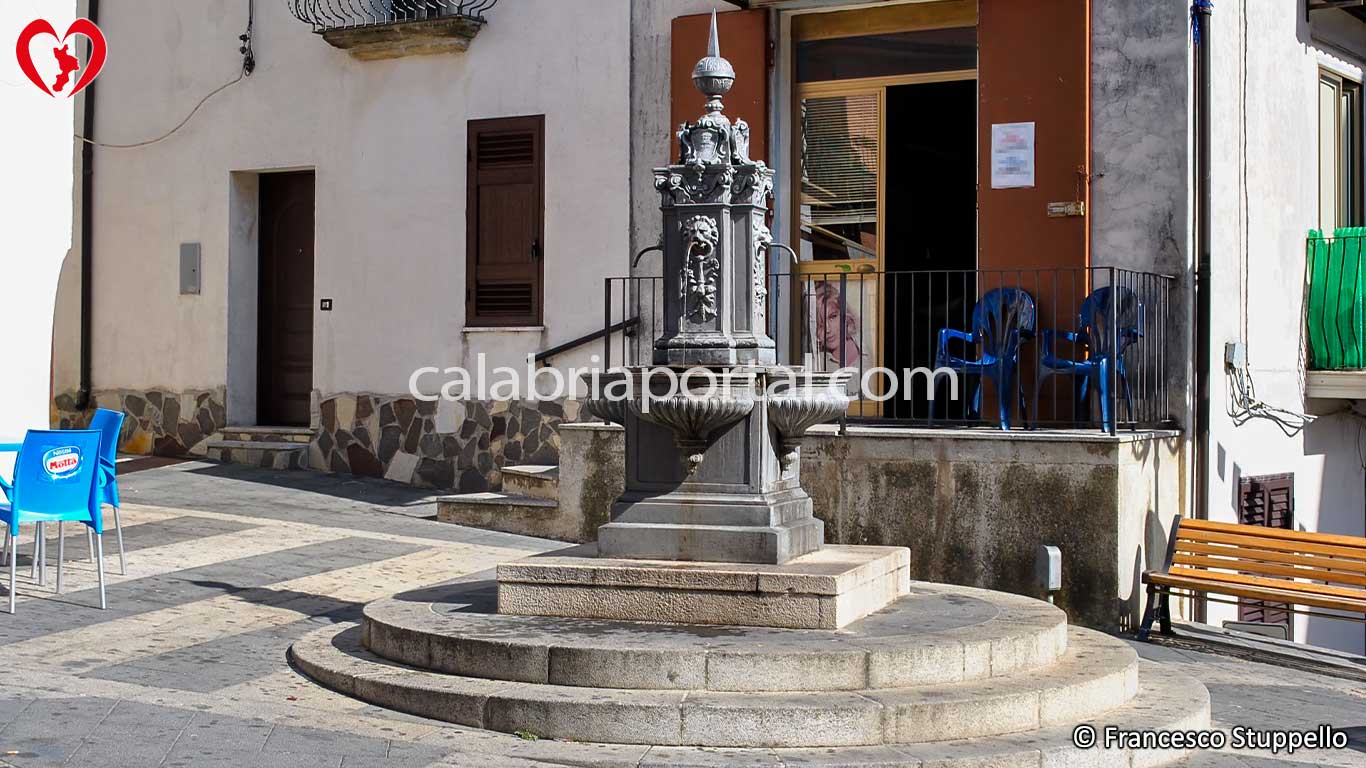 Lattarico (CS): Fontana di Piazza del Popolo