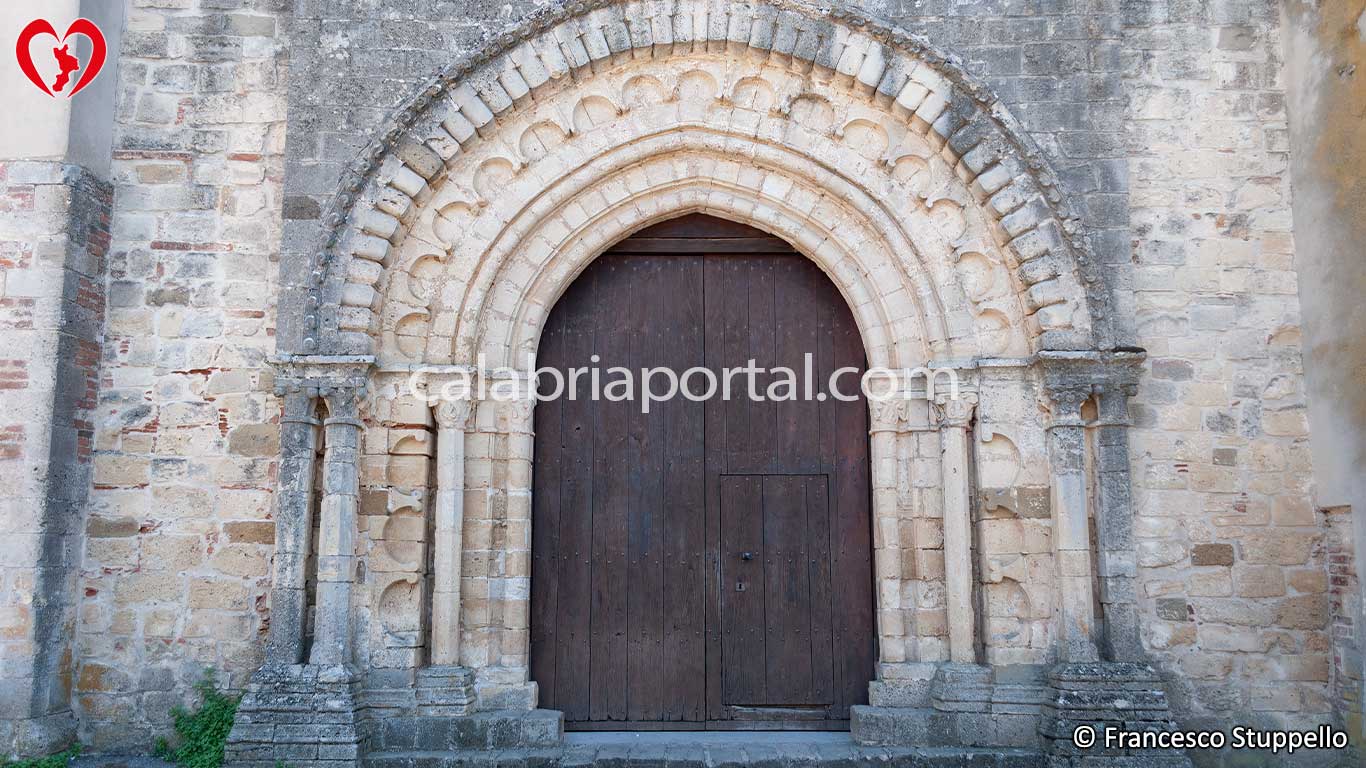 Portale della Chiesa di Santa Maria della Sambucina a Luzzi (CS)