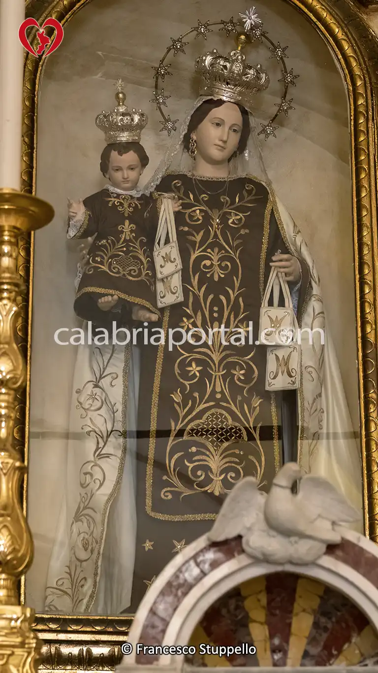 Statua della Madonna del Carmine della Chiesa della Madonna del Carmine a Paola (CS)