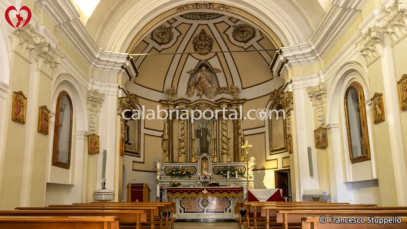 Presbiterio della Chiesa della Madonna del Carmine a Paola (CS)