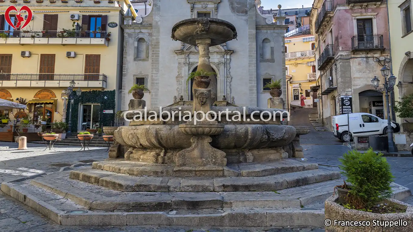 Fontana Monumentale di Piazza del Popolo a Paola (CS)