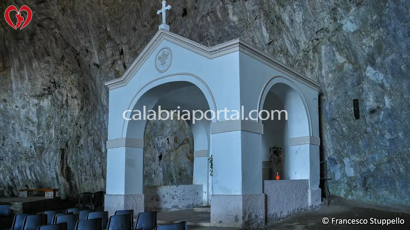 La Cappella della Madonna della Neve del Santuario della Grotta a Praia a Mare (CS)