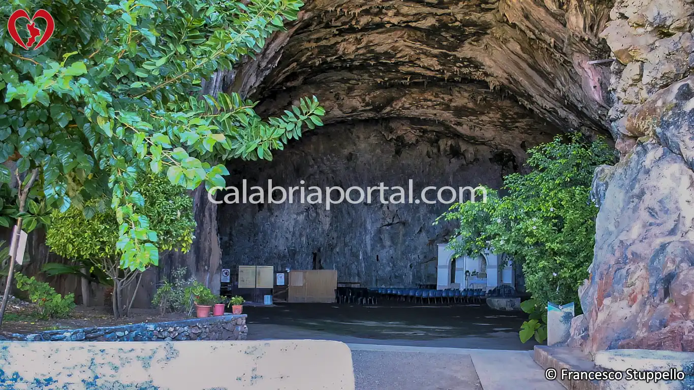 Scorcio della Grotta del Santuario visto dalla Terrazza