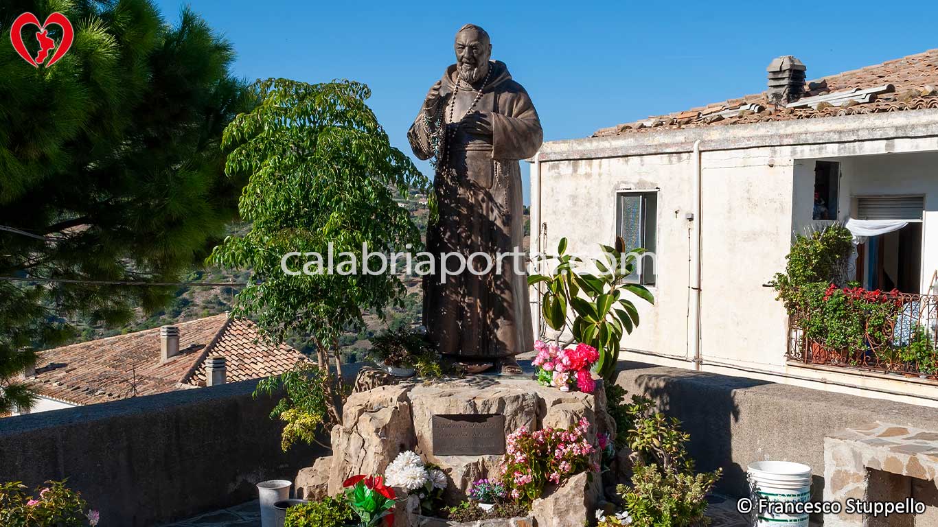 Monumento a San Pio a Roseto Capo Spulico (CS)