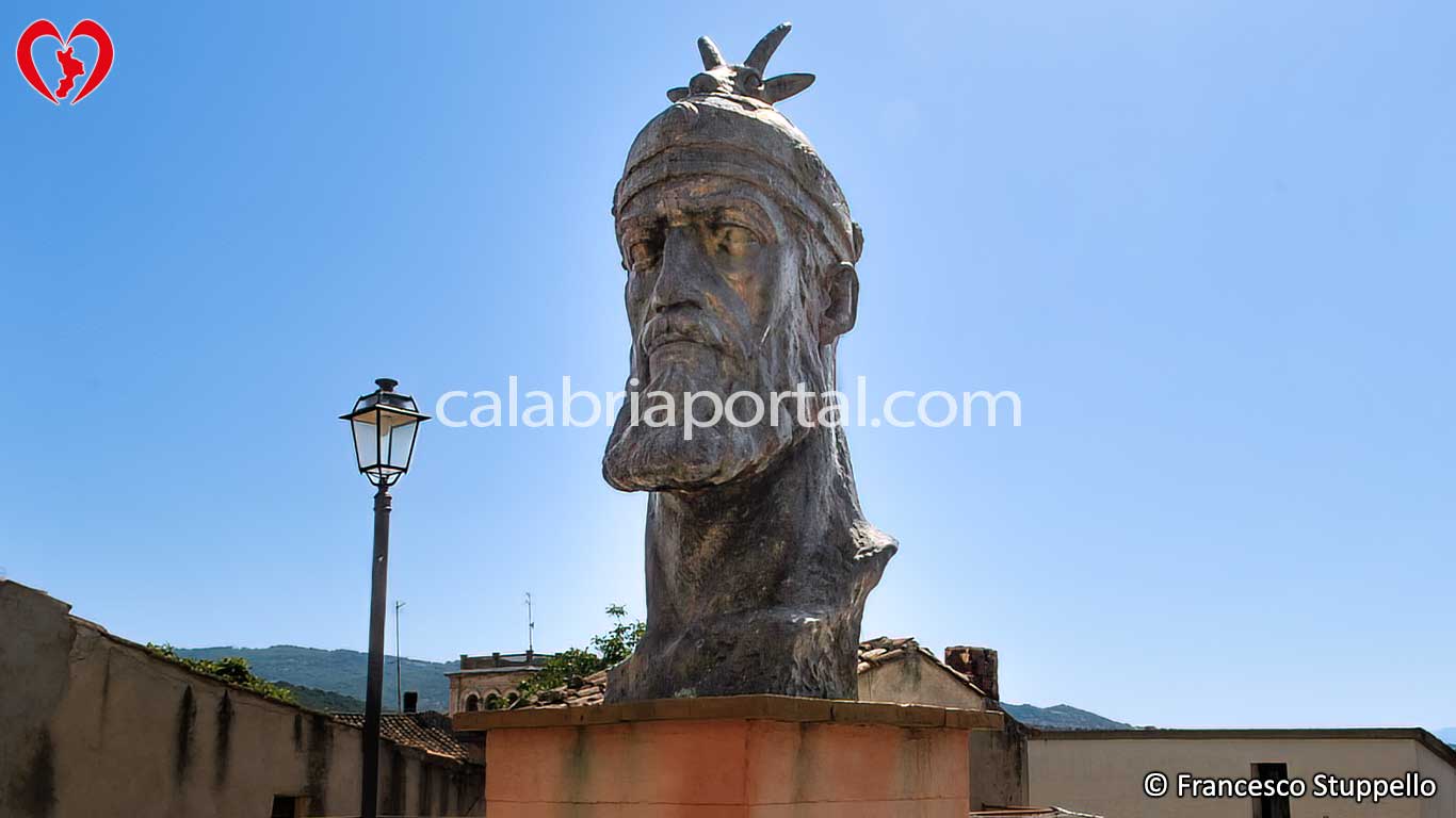 Il Monumento a Giorgio Castriota Scanderbeg a San Cosmo Albanese (CS)