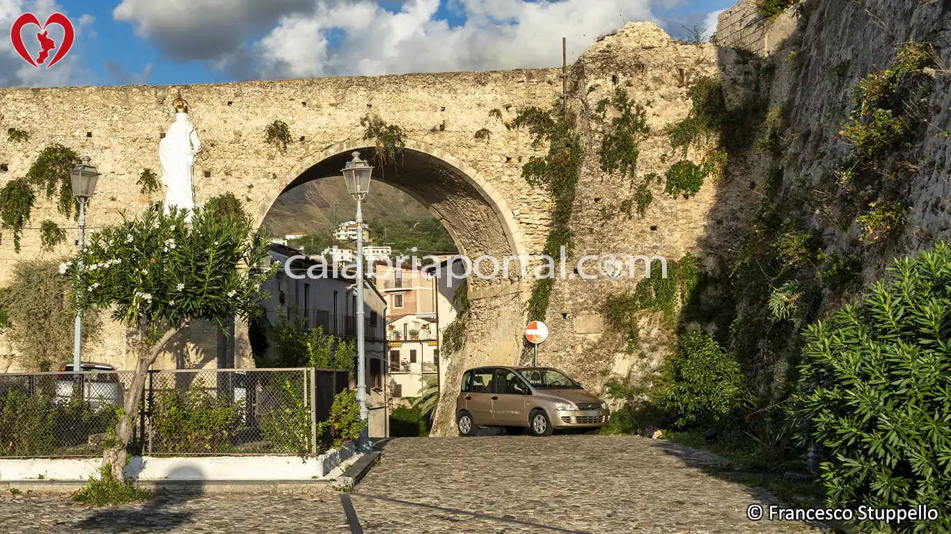Scorcio dell'Antico Ponte in Pietra del Castello di San Lucido