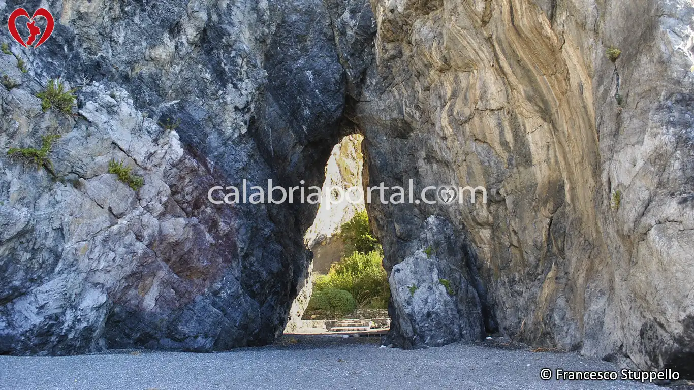 Arco di Roccia della Spiaggia della Marinella a San Nicola Arcella