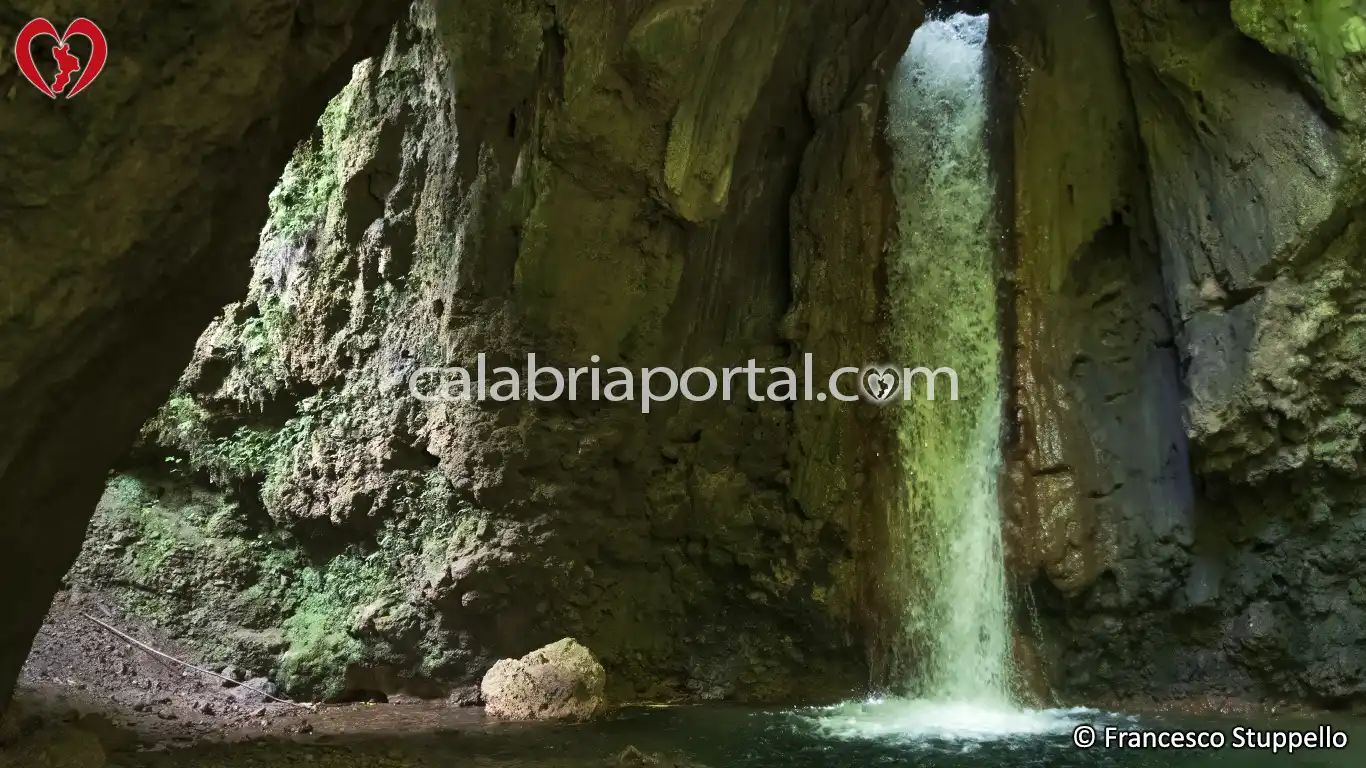 La Grotta della Cascata di Vuglio a Sangineto (CS)