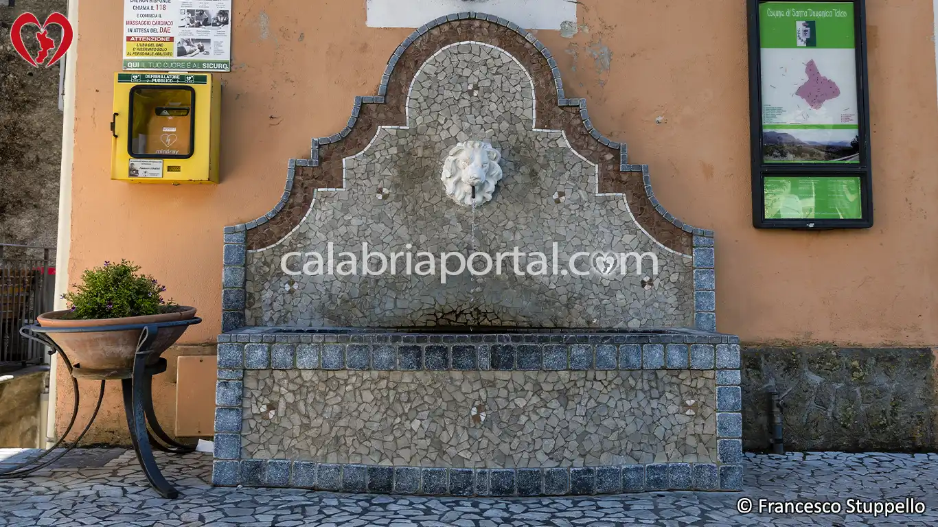Fontana con Mascherone di Leone di Piazza Italia a Santa Domenica Talao
