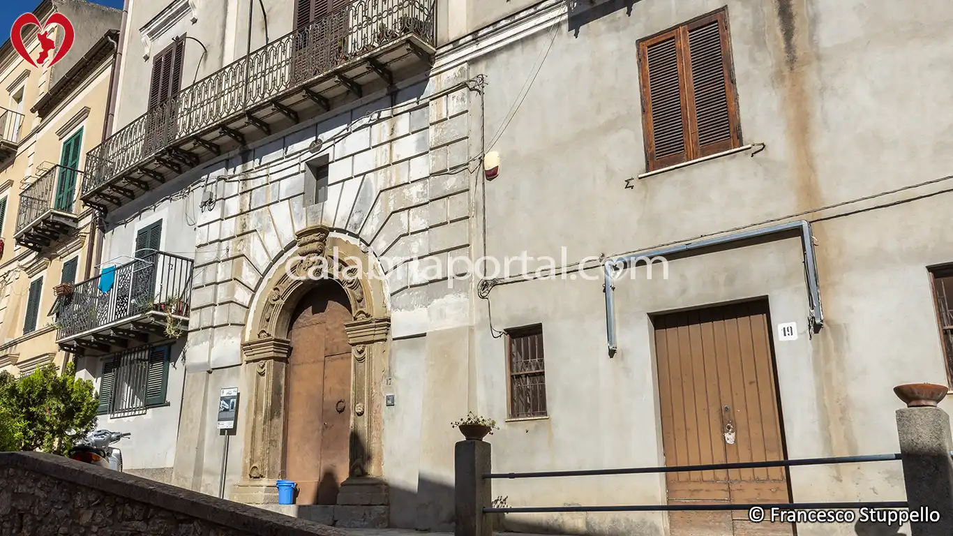 Palazzo Perrone a Santa Domenica Talao