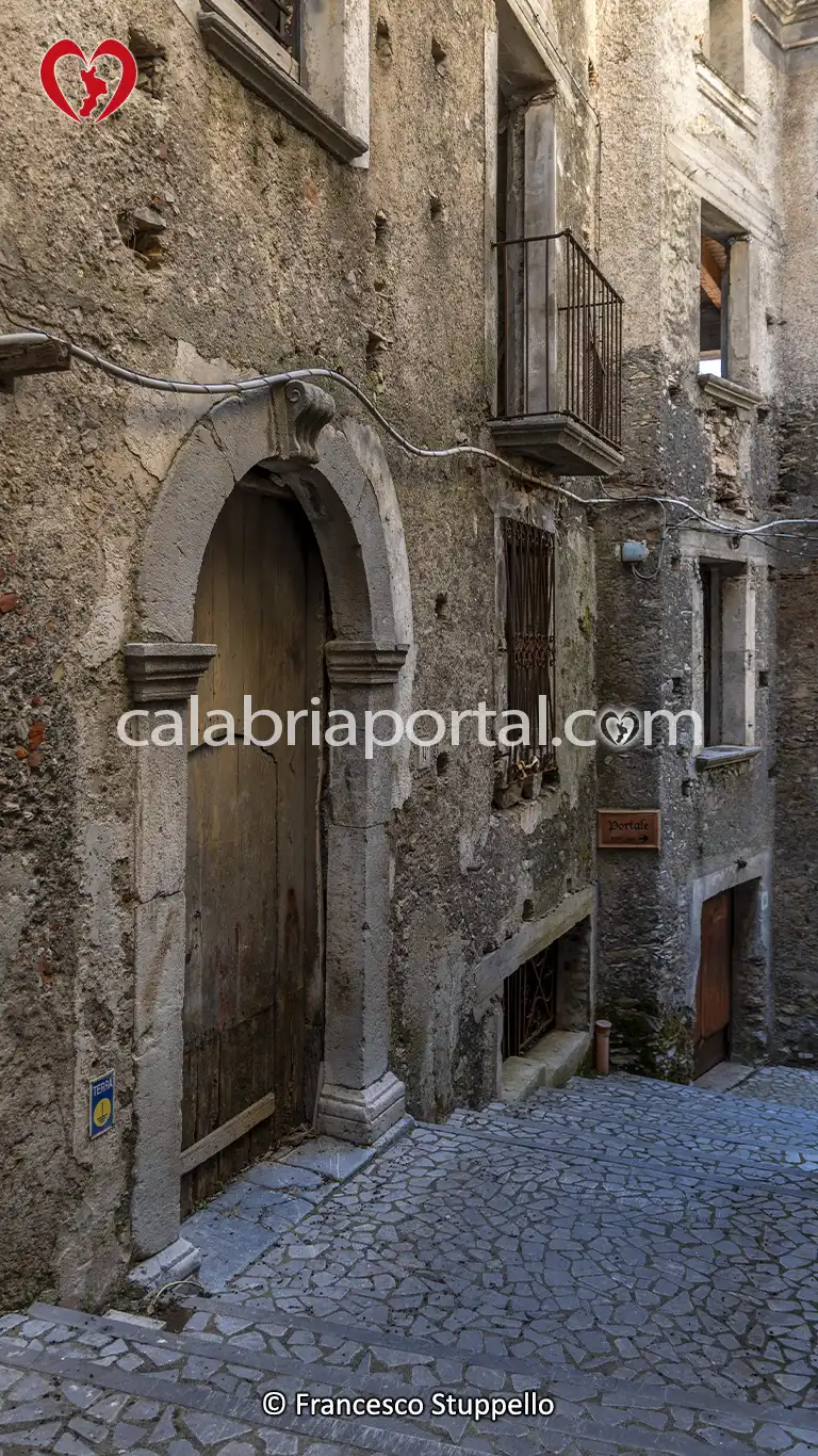 Il Portale di Palazzo Schiffino su Via Francesco Pappaterra a Santa Domenica Talao