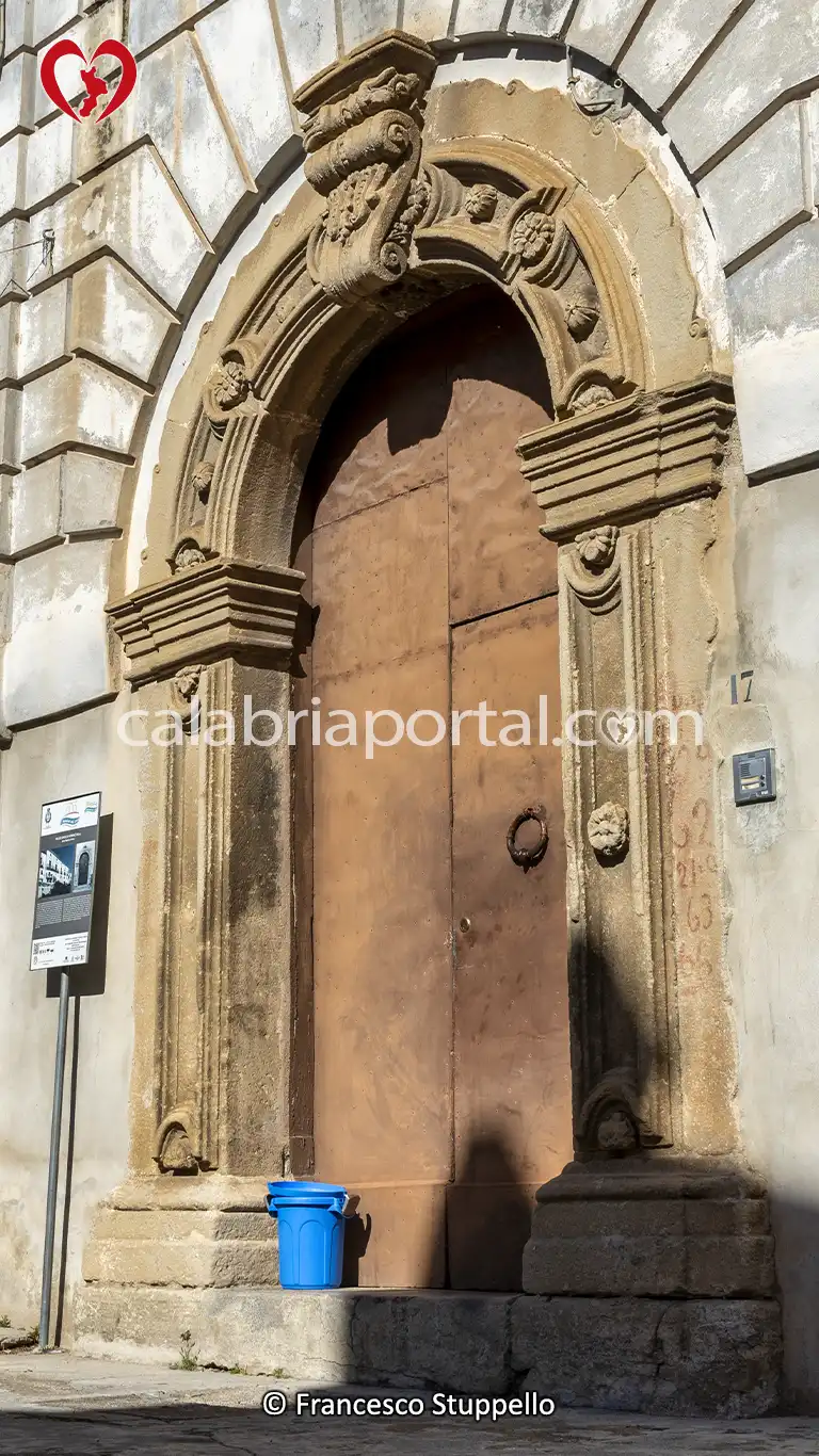 Portale di Palazzo Perrone a Santa Domenica Talao