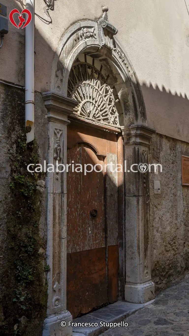 Il Portale di Palazzo Schiffino a Santa Domenica Talao