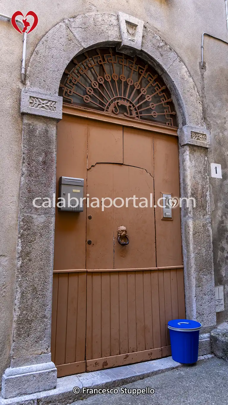 Il Portale di Palazzo La Greca a Santa Domenica Talao