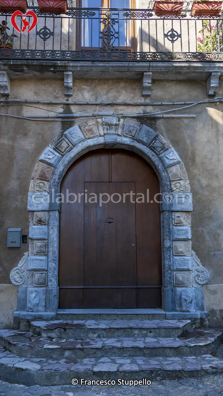 Il Portale di Palazzo Campagna a Santa Domenica Talao