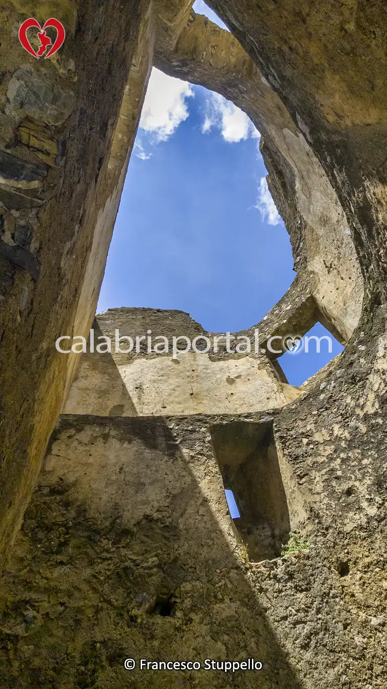 Interno della Torre Semicircolare del Castello di San Michele a Santa Maria del Cedro (CS)