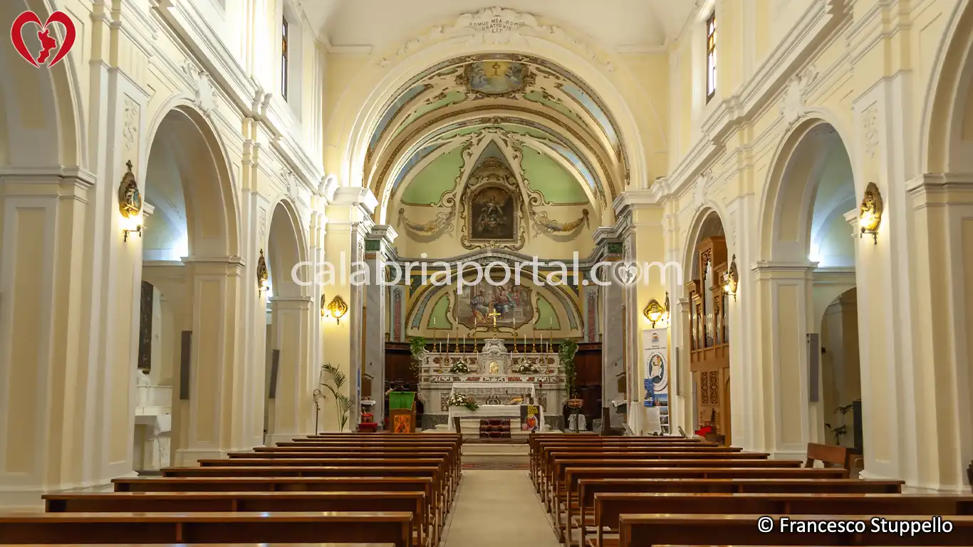 La Navata Centrale della Chiesa di San Pietro Apostolo a Tortora