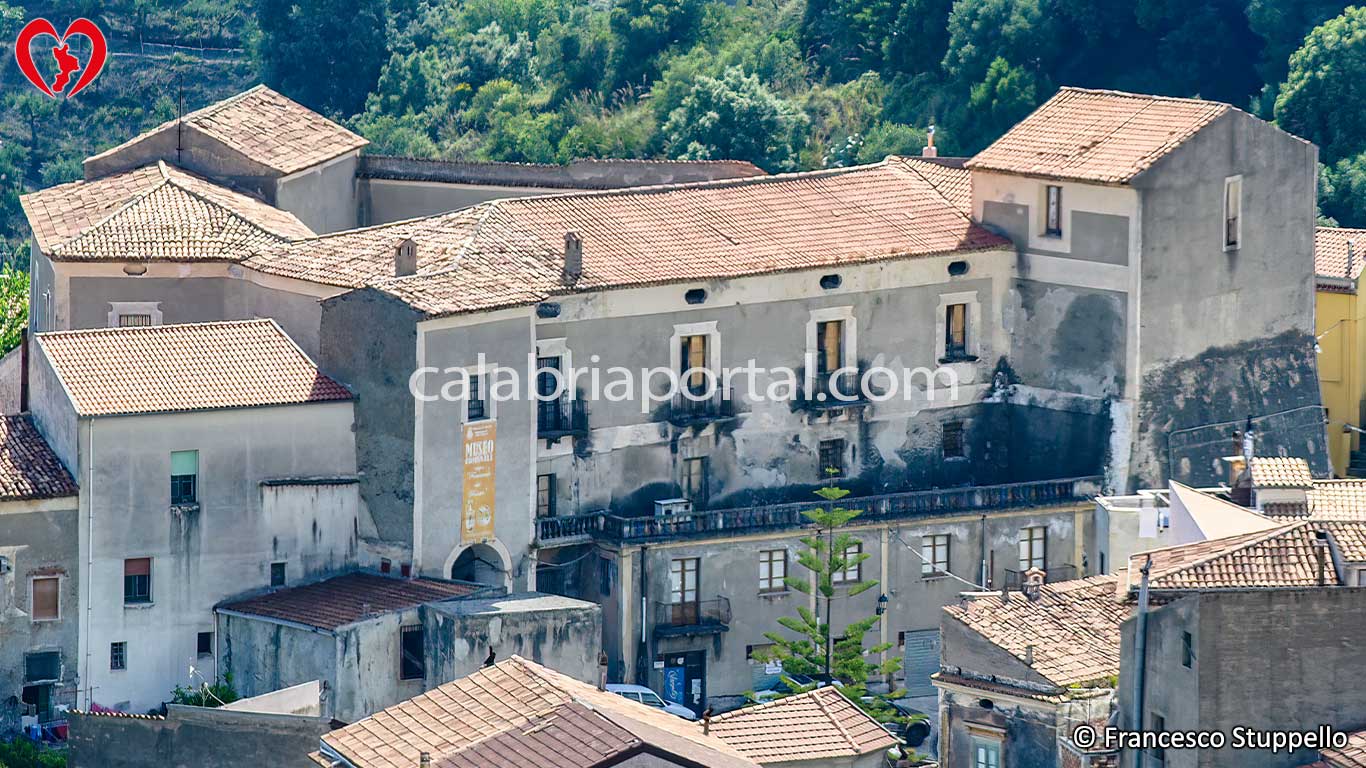 Tortora (CS): Palazzo Casapesenna