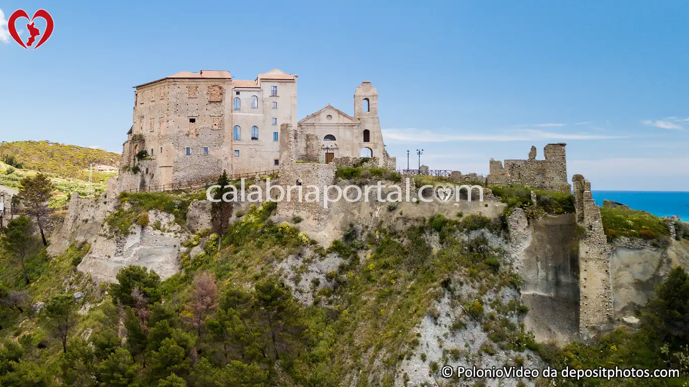 Veduta del Castello dei Carafa a Roccella Ionica