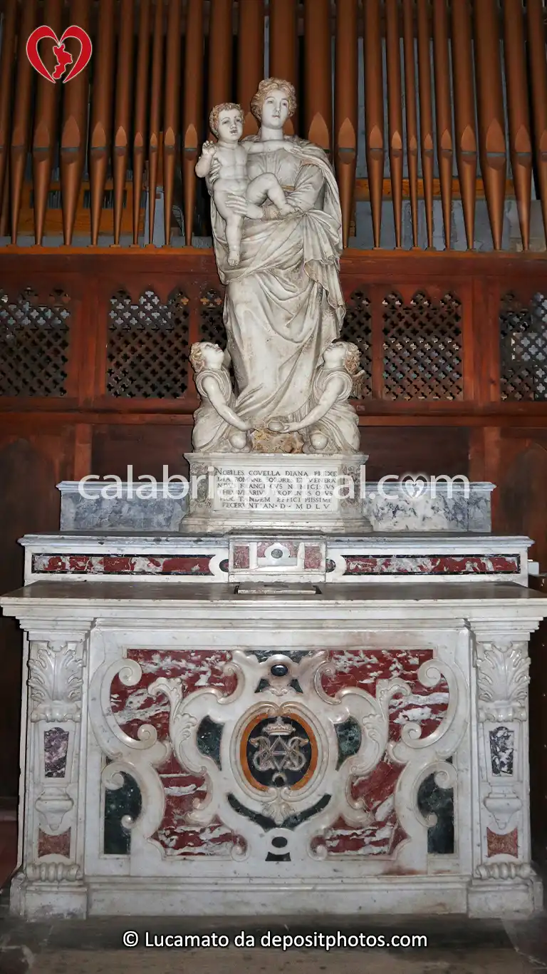 Scultura della Madonna del Popolo di fra Angelo da Montorsoli presso la Cattedrale di Tropea