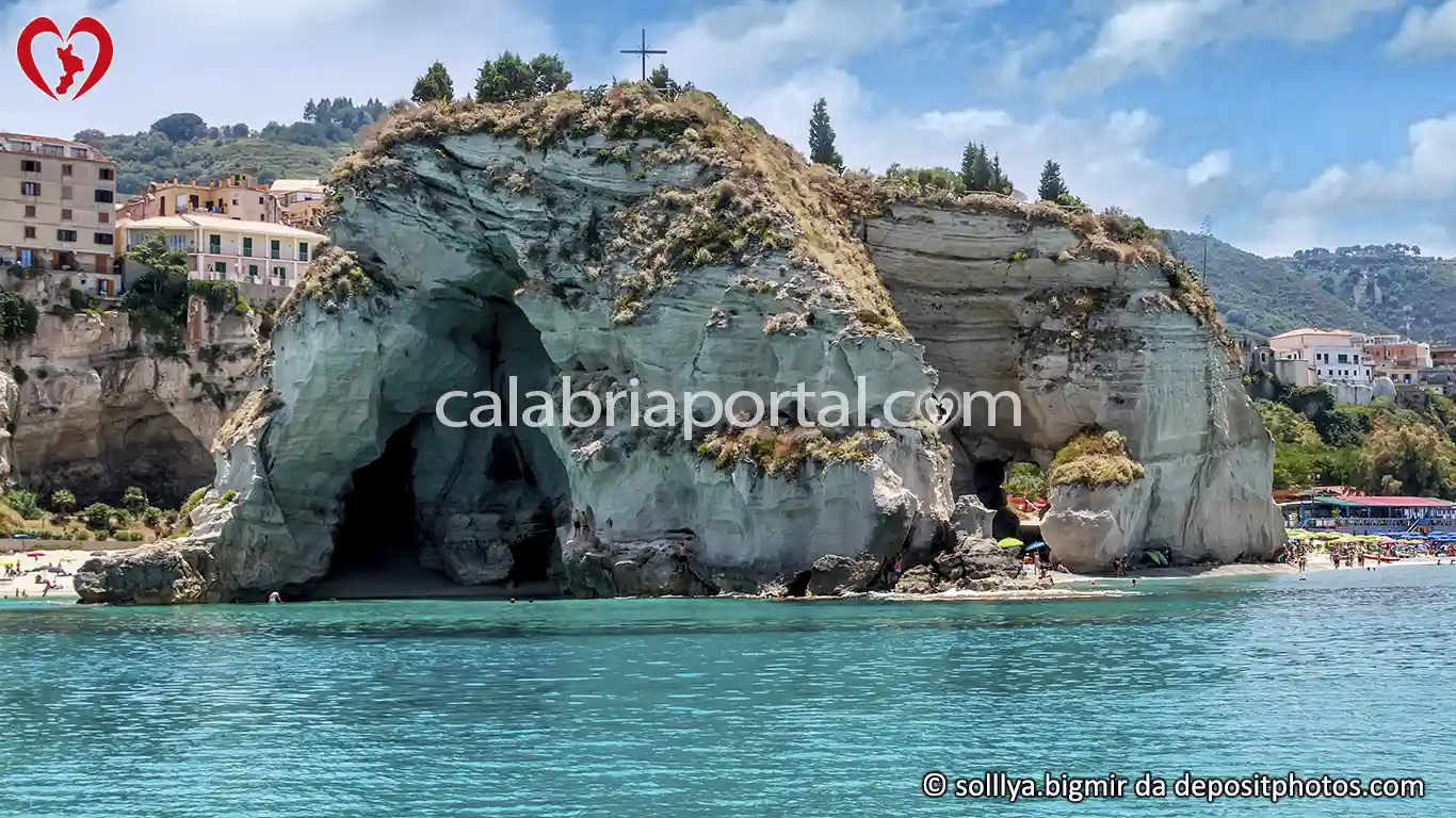 Scorcio della Grotta del Palombaro e dello Scoglio dell'Isola a Tropea
