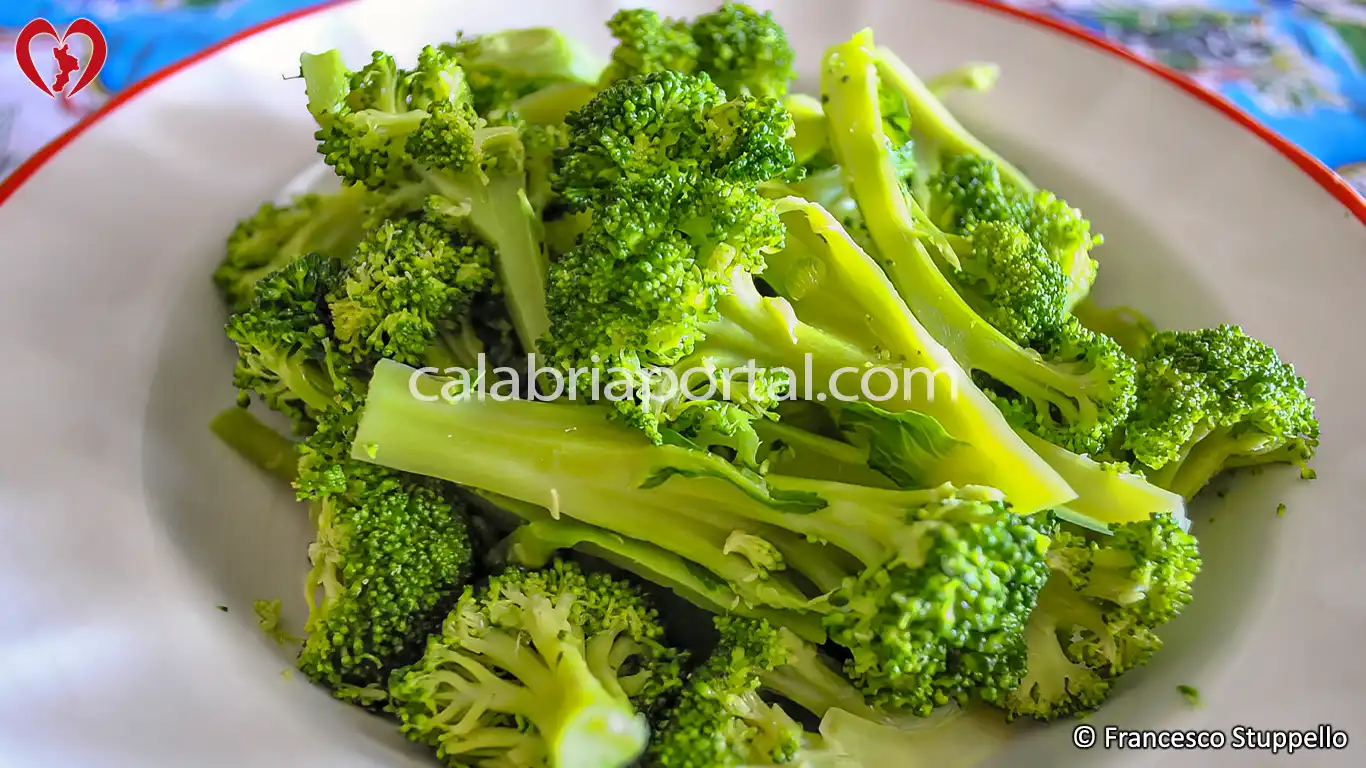 Ricetta dei Broccoli in Padella con Pane Duro e Peperoni Croccanti alla Calabrese: riducete a cimette i broccoli.