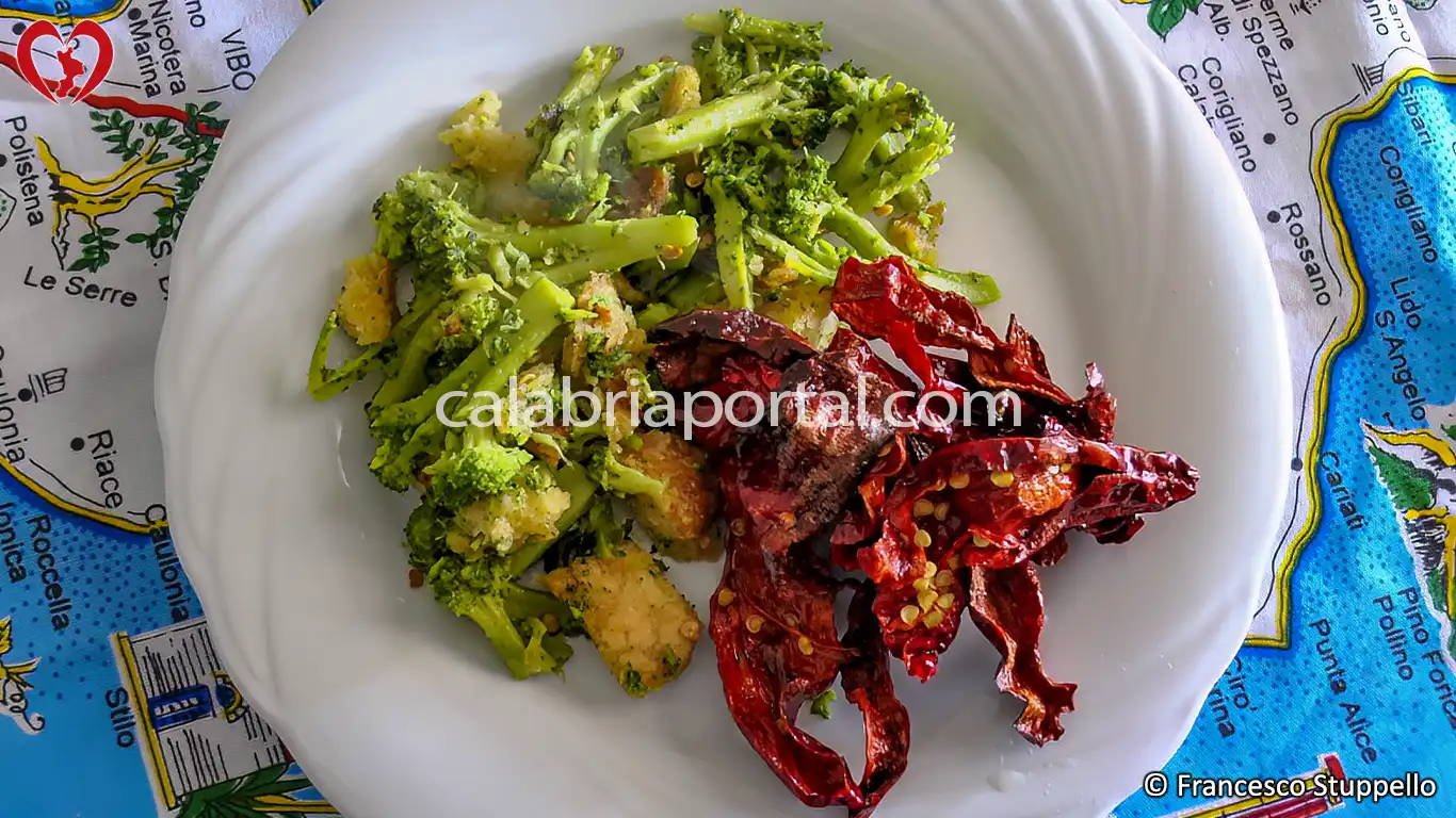 Ricetta dei Broccoli in Padella con Pane Duro e Peperoni Croccanti alla Calabrese: impiattate e servite.