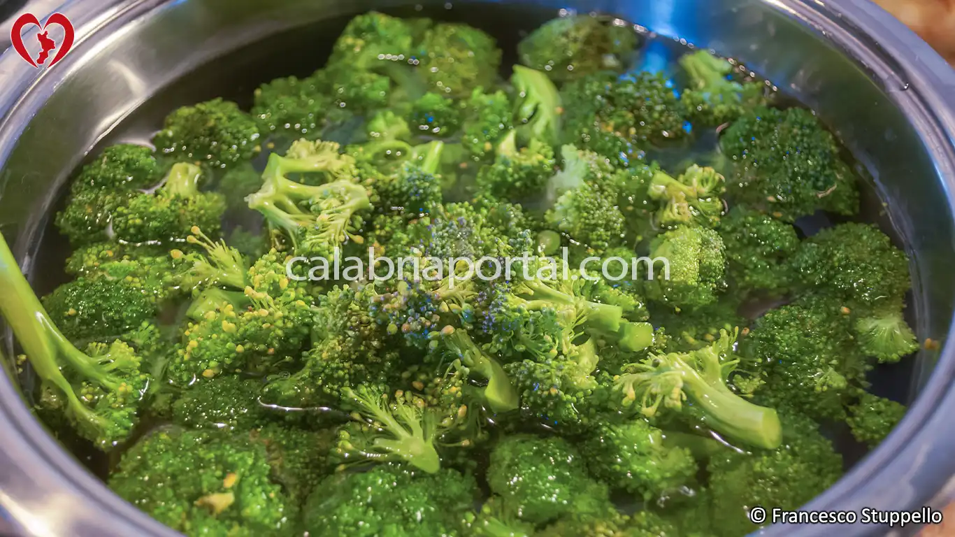 Ricetta dei Broccoli e Patate Fritte alla Calabrese: fate lessare i broccoli.