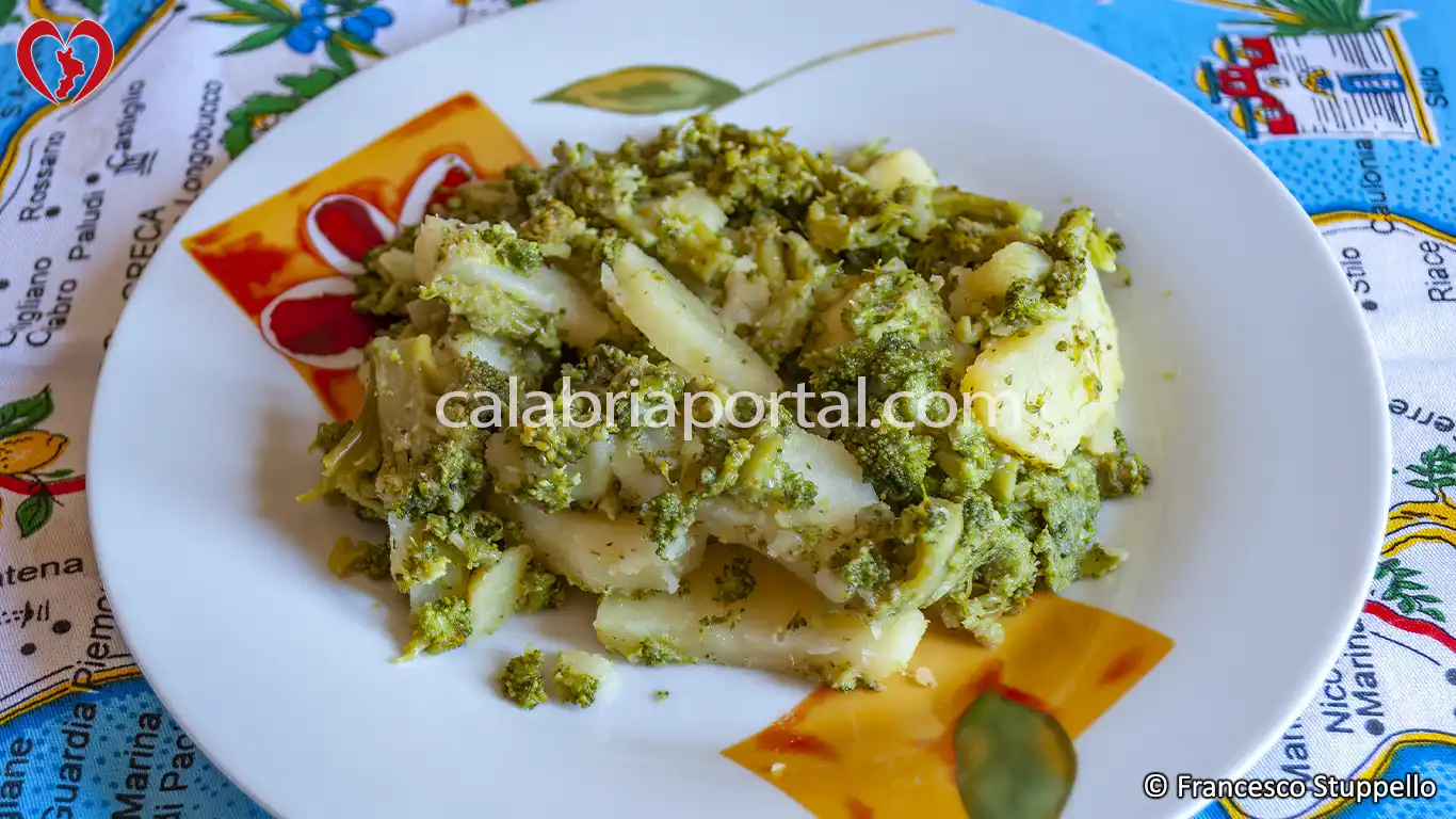 Ricetta dei Broccoli e Patate Fritte alla Calabrese: impiattate e servite.