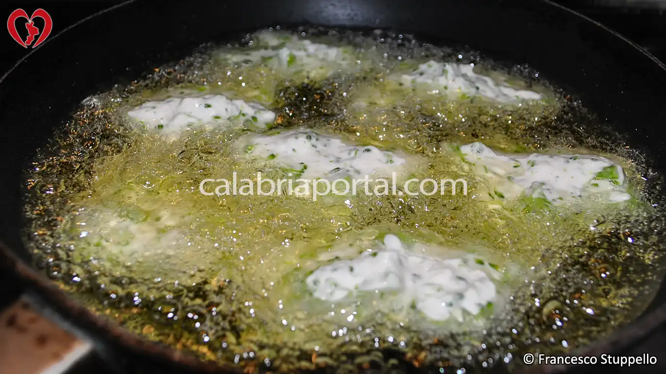 Ricetta delle Frittelle di Broccoli alla Calabrese: fate friggere le frittelle.