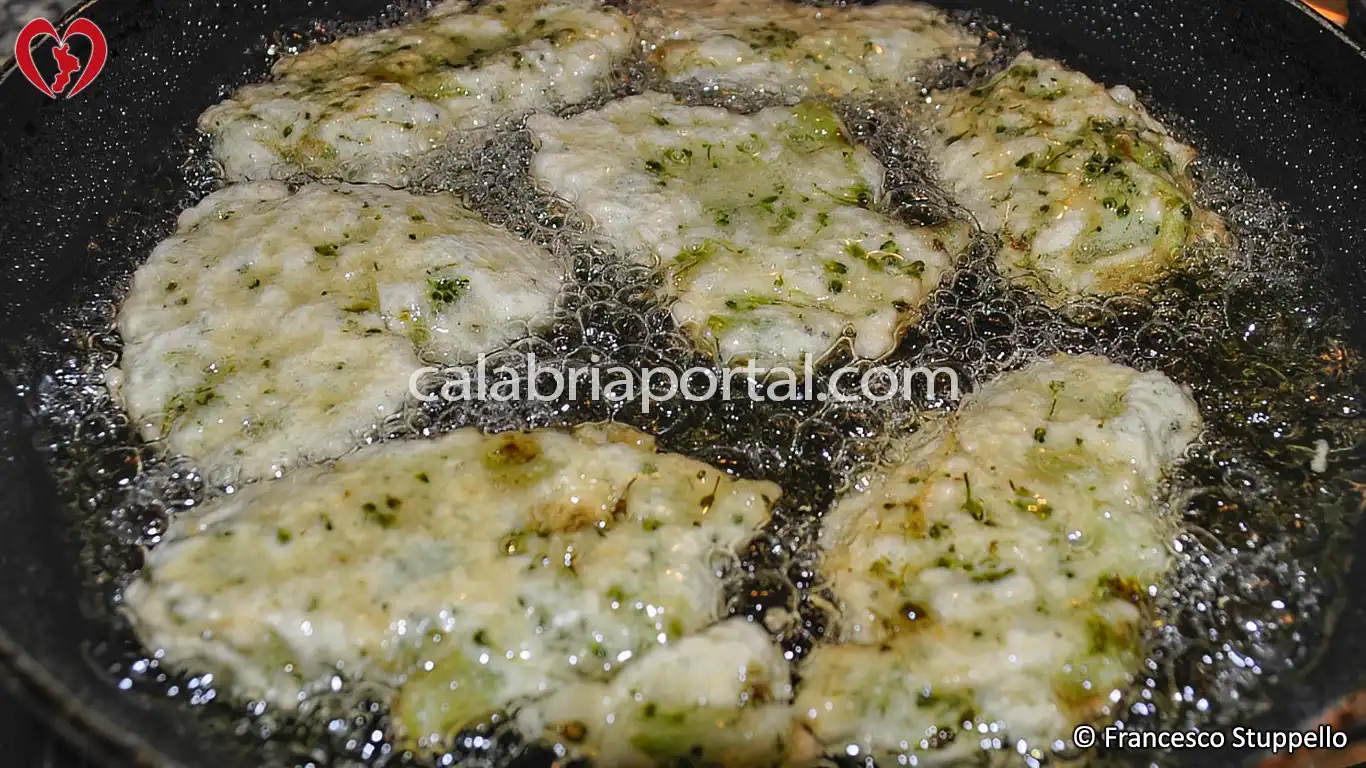Ricetta delle Frittelle di Broccoli alla Calabrese: fate friggere le frittelle.